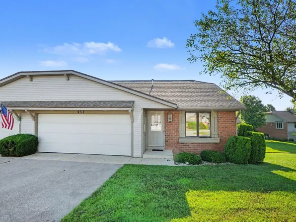 233 Parkside Dr, Zeeland, MI 49464