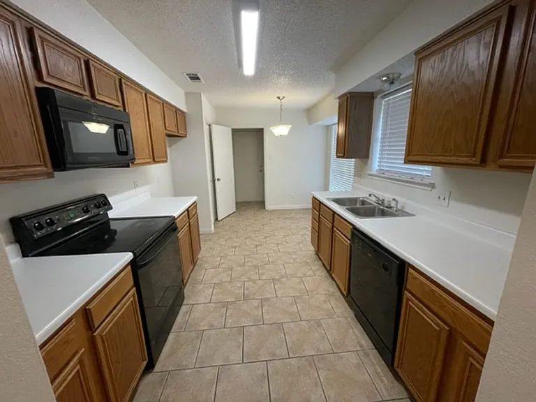 5800 Stone Meadow Ln — Photo 5