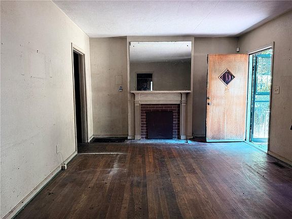 3rd image of 541 Erin Ave SW