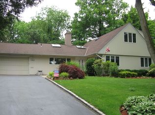 11 Robbins Ln, Great Neck, NY 11020