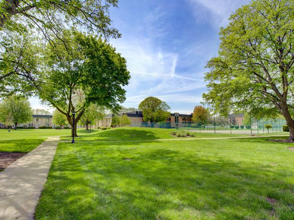 1052 N Mill St APT 304, Naperville, IL 60563