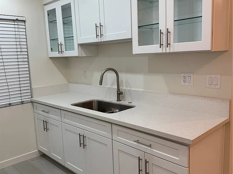 580 W Stocker St #4 — Photo 5