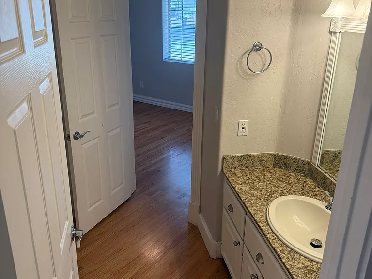 Full Jack & Jill Bathroom
