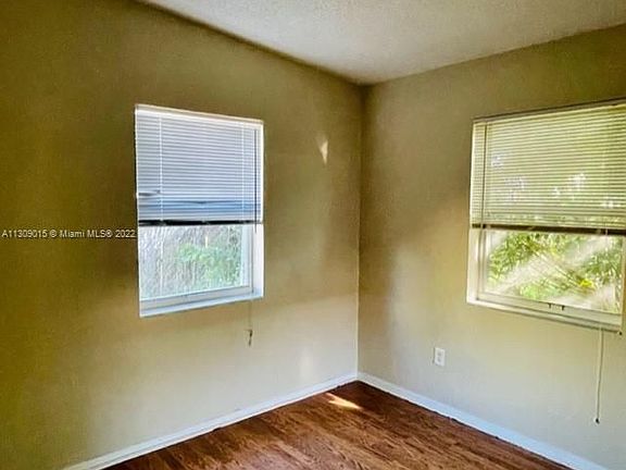 2nd image of 1400 NE 40th Ct