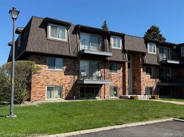 103 Riviera Dr, Saint Clair Shores, MI 48080