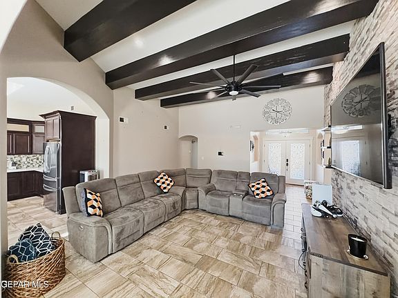 2nd image of 1024 Maximo St