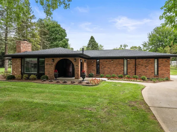 2780 Candlewick Dr, Orion, MI 48359