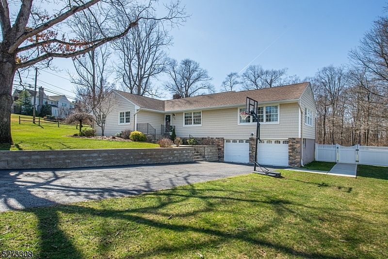 1st image of 25 White Oak Dr
