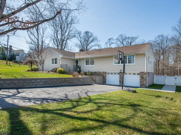25 White Oak Dr, North Caldwell Boro, NJ 07006