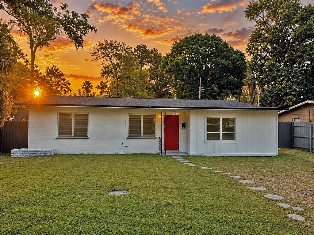 3 bed, 1.0 bath, 1232 sqft, $2,000 — Photo 1