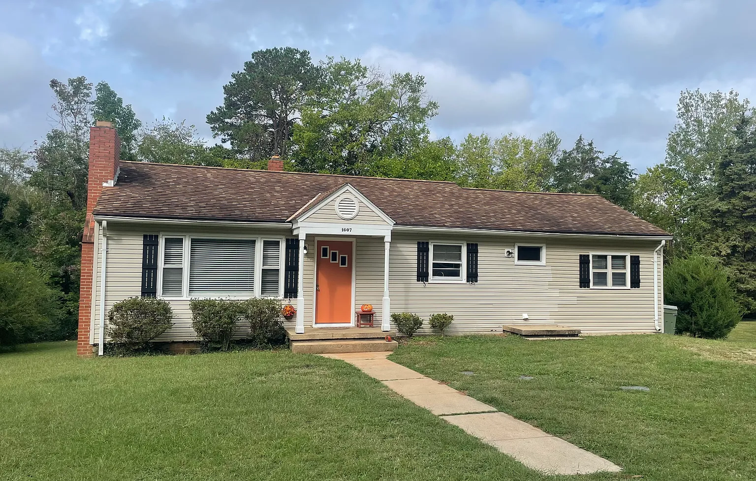 1607 Noblin Dr photo 1
