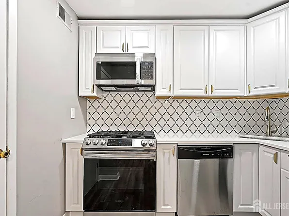 12 Wynwood Dr, Monmouth Junction, NJ 08852