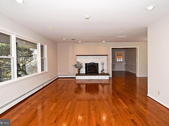 3rd image of 501 N Van Buren St