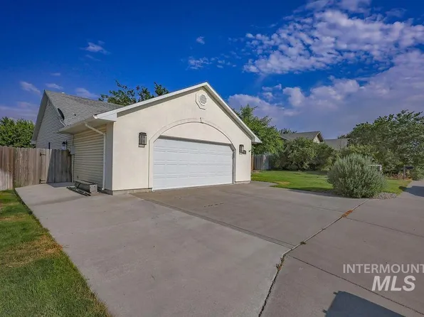 292 Whispering Pine Dr, Twin Falls, ID 83301