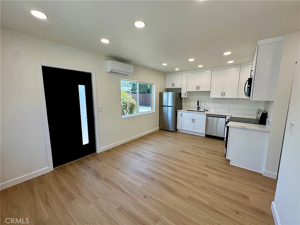2 bed, 672 sqft, $2,600 — Photo 4
