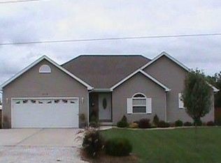 615 S 7th St, Girard, IL 62640