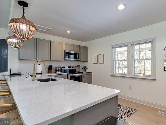 3rd image of 67 Duck Pond Ln