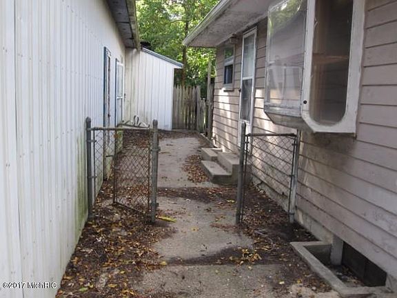 3rd image of 218 Taft St