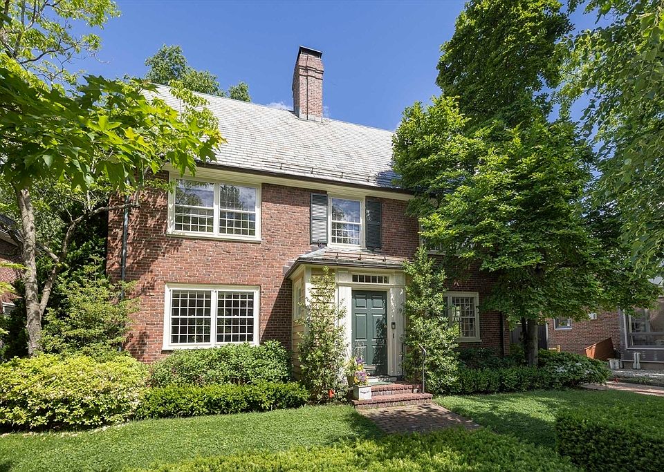 1st image of 19 Gray Gdns E