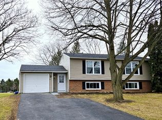 1745 Beechwood Dr, Farmington, NY 14425