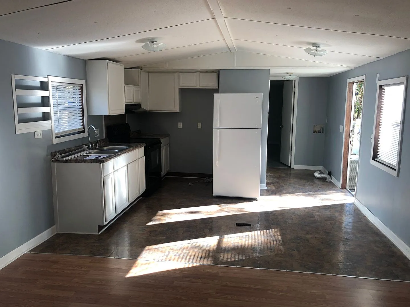 2 Bedroom 2 Bath Pet Friendly Mobile Home — Photo 3