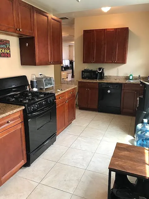 5 bed, 1800 sqft, $5,500 — Photo 2