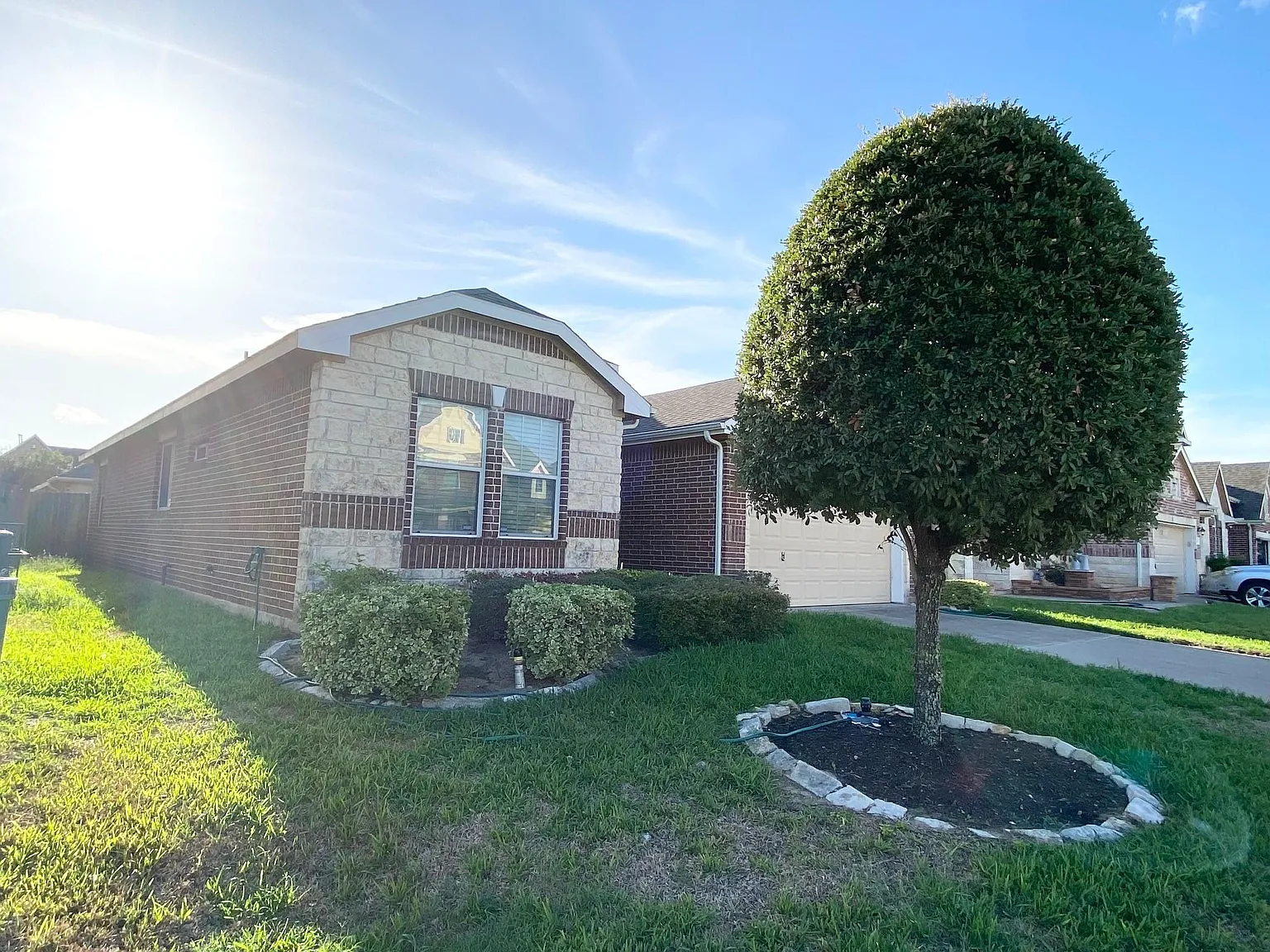 3 bed, 2.0 bath, 1588 sqft, $2,100 — Photo 2