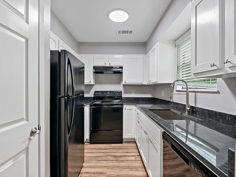 Oak Creek Condos — Photo 9