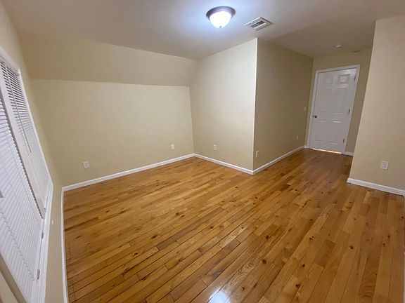3rd image of 158 Elwood Ave