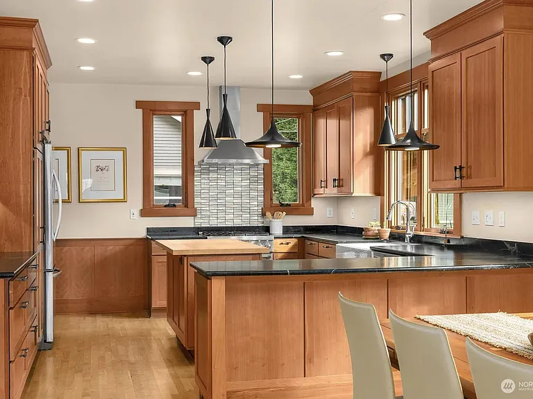 Spacious kitchen with island & plenty of storage