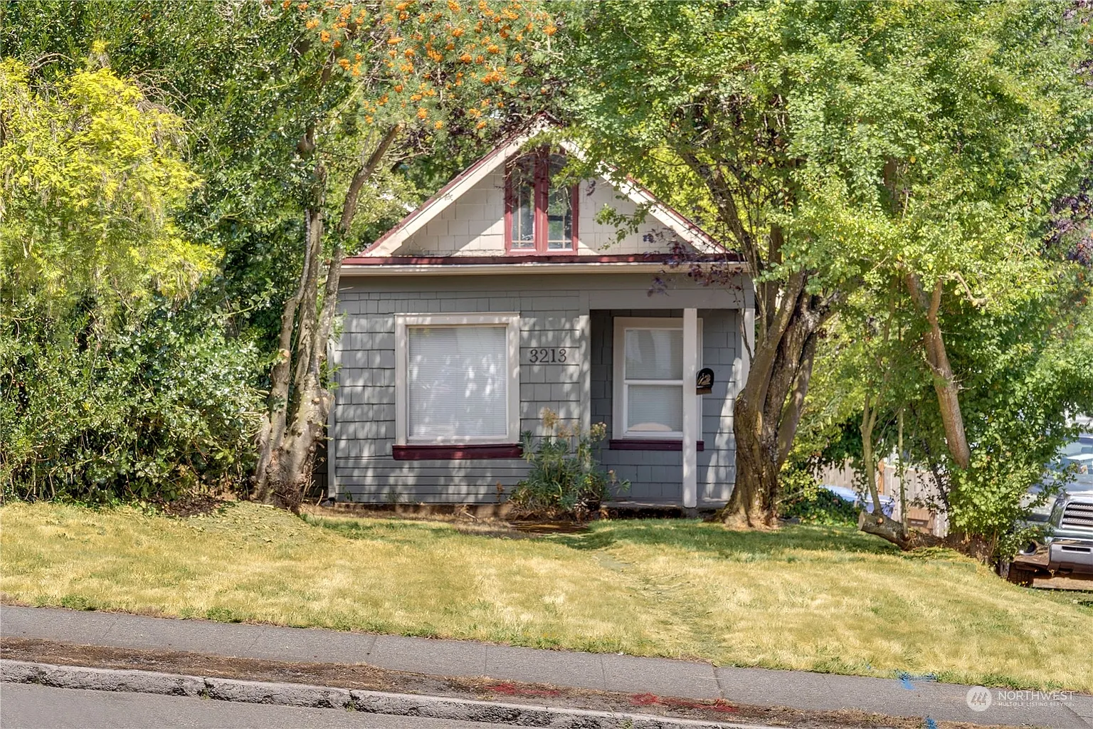 3213 6th Avenue photo 1