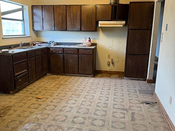 3rd image of 901 W Cannon Ave
