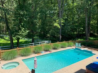 10118 Walker Lake Dr, Great Falls, VA 22066