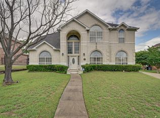 869 Raintree Ln, Desoto, TX 75115