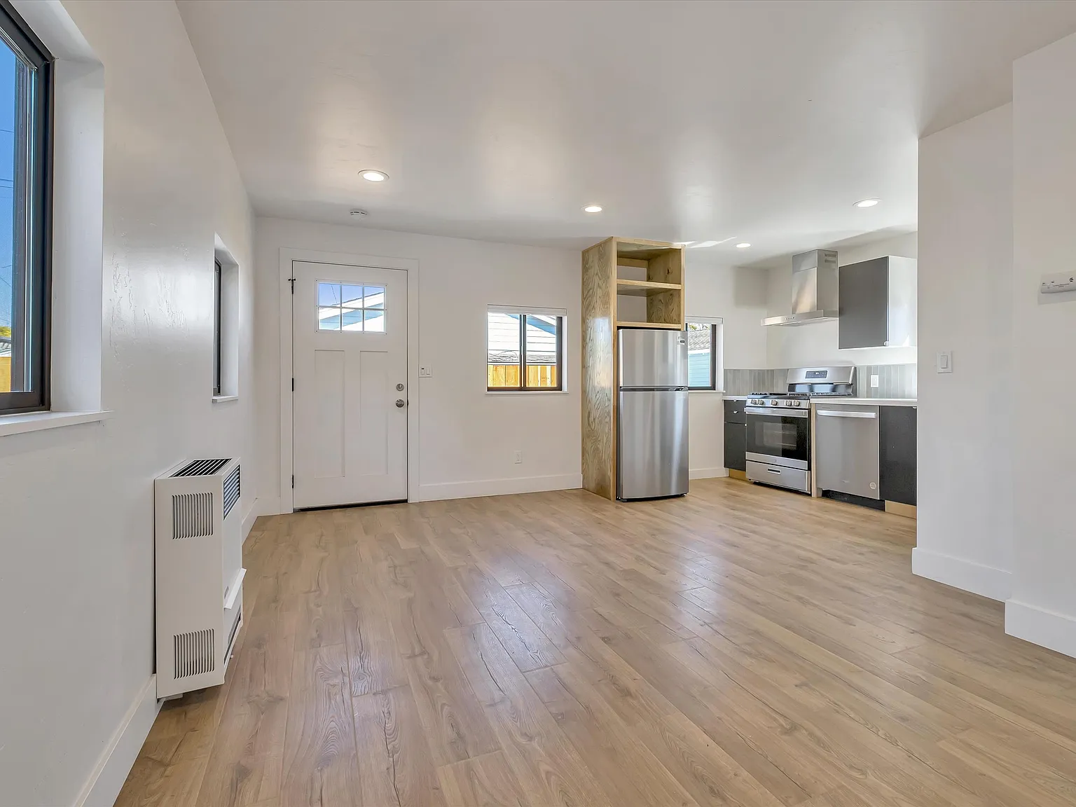 Remodeled Bungalow in Pleasure Point w Ample Storage! — Photo 3