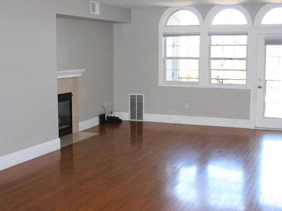 4th image of 530 El Camino Real APT 304