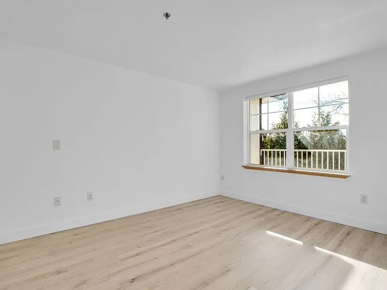 Eastwood Apartments — Photo 42