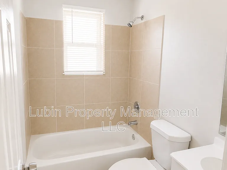 1043 College St #18 — Photo 6