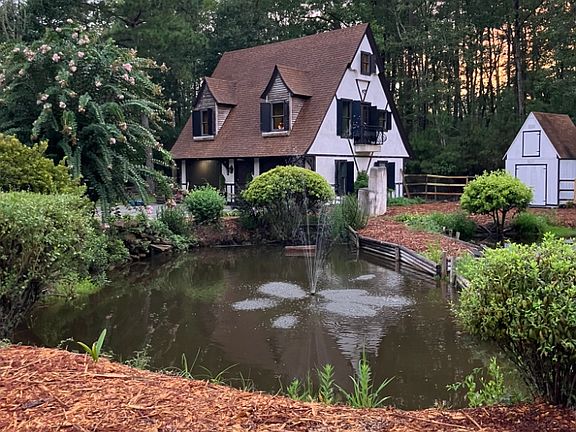 Pleasant spacious serene setting with pond view close to all stores, schools and hospital. Beach is only 4 minute drive.