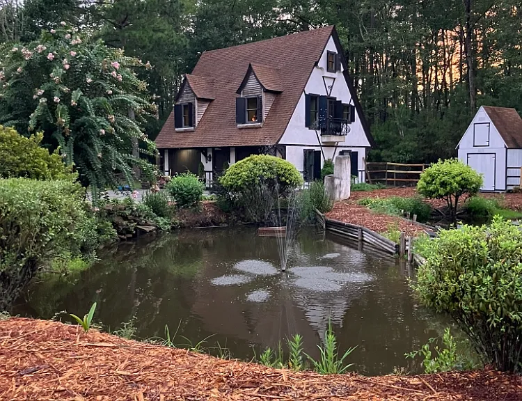 Pleasant spacious serene setting with pond view close to all stores, schools and hospital. Beach is only 4 minute drive.
