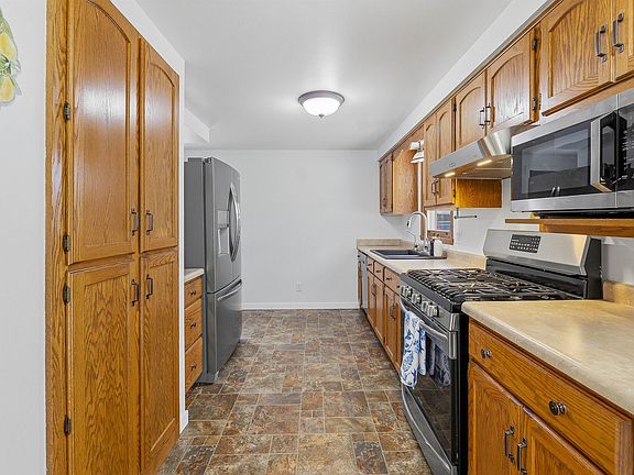 5th image of 136 Clinton St