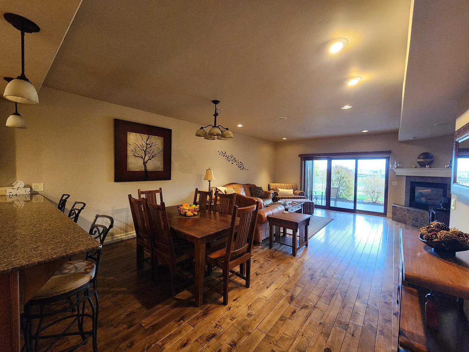 3 Bedrooms 2 bath Fully furnished Condo with Hardwood floors! — Photo 3