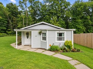 340 Lakeview Dr, Hampton Twp., NJ 07860