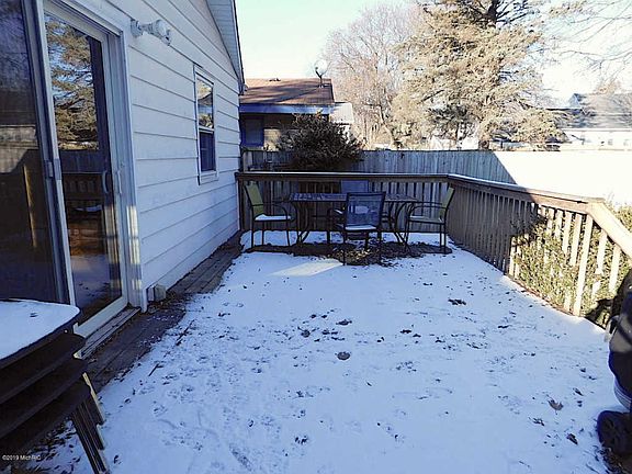 4th image of 1504 Herrick Ave NE