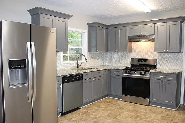 3 bed, 2.0 bath, 1676 sqft, $2,100 — Photo 2
