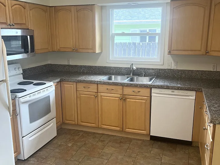 516 NW Forest St — Photo 11