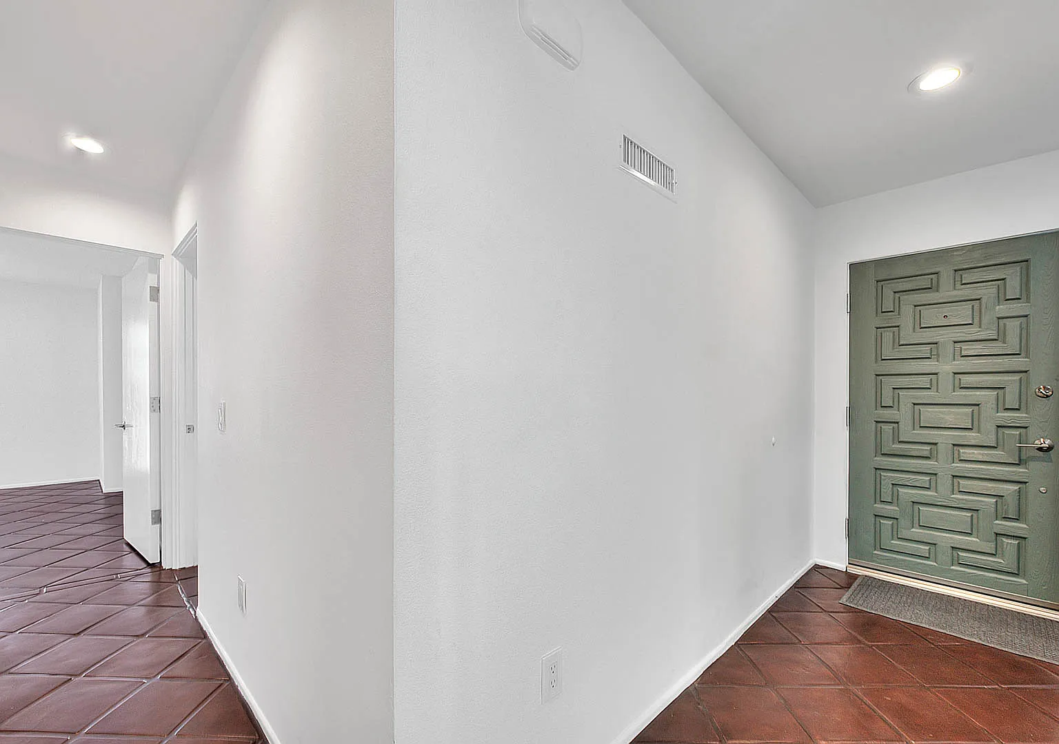 3 bed, 1650 sqft, $9,650 — Photo 3