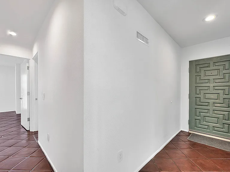 310 Bayview Dr — Photo 3