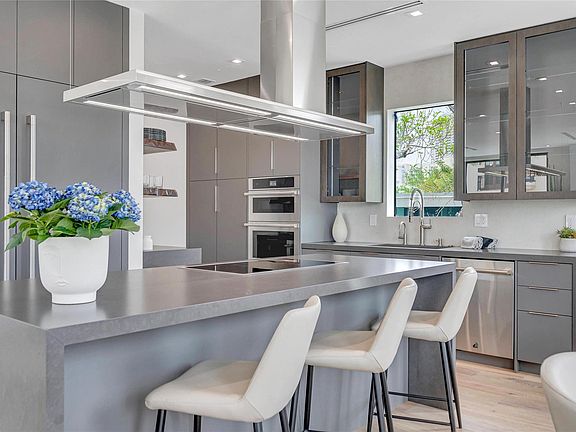3rd image of 215 SE 10th Terrace #215