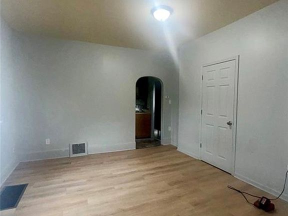 3rd image of 556 W Myrtle Ave